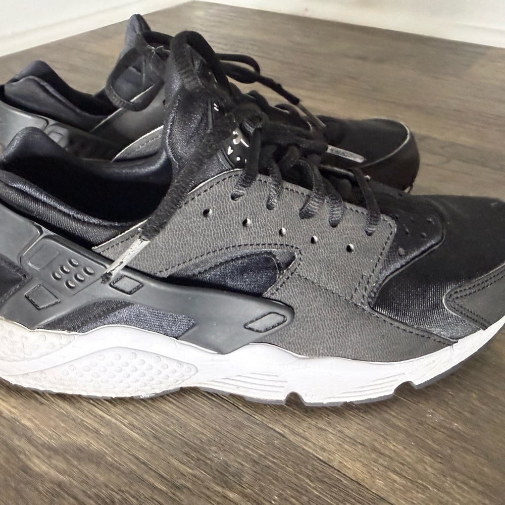Black Nike Air Huarache Run Sneakers Size 10.5 - Picture 5 of 9